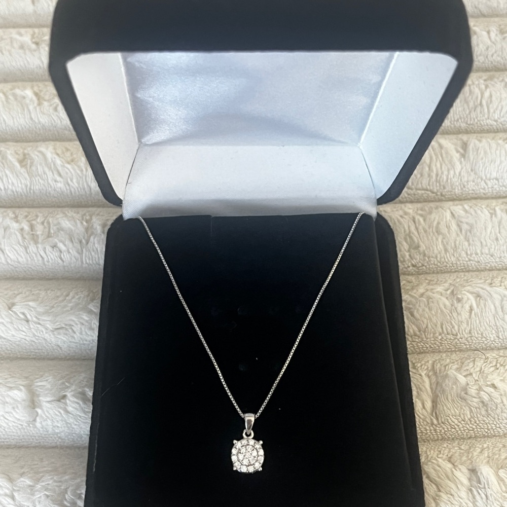 Elegant Silver Pendant Necklace